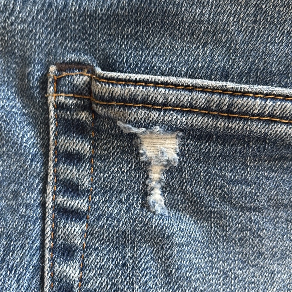 As new, American Eagle air flex distressed cutoff Jean shorts, size US 34 - Picture 10 of 10